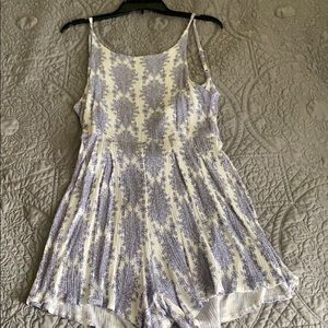Size L White and blue print romper with tie back